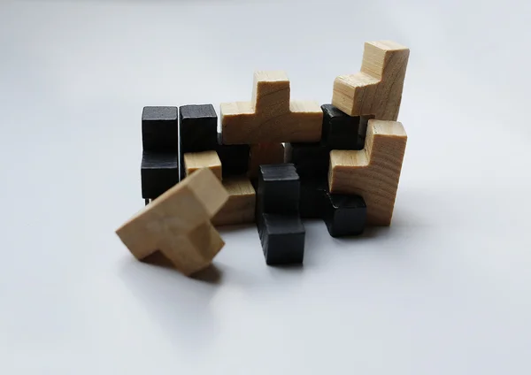 Beyaz arka plan üzerinde ahşap puzzle blok