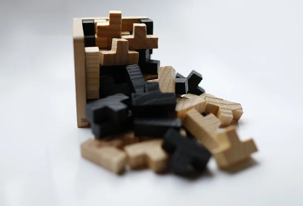 Beyaz arka plan üzerinde ahşap puzzle blok