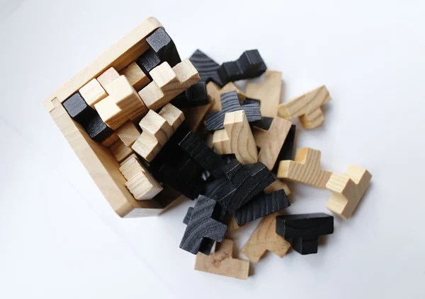 Beyaz arka plan üzerinde ahşap puzzle blok