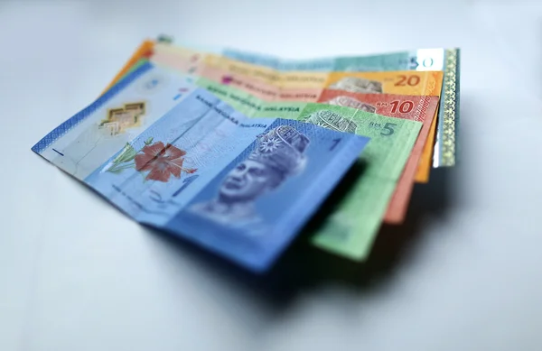 Beyaz arka plan üzerinde Malezya Ringiti para birimi