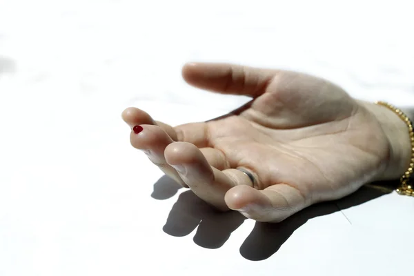 Kırmızı kan damlası parmakla