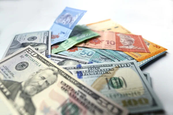 Malezya ringgiti ve beyaz zemin üzerine ABD Doları