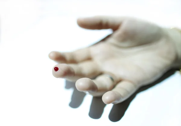 Palec z kropli krwi czerwony — Zdjęcie stockowe