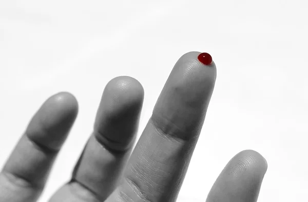 Czarno-biały palec z kropli krwi czerwony — Zdjęcie stockowe