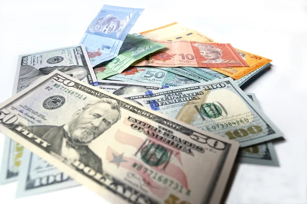 Beyaz arka plan sikkelerinde Rupiah