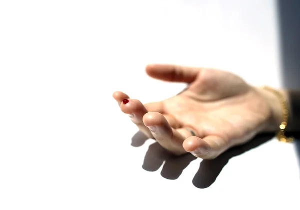 Kırmızı kan damlası parmakla