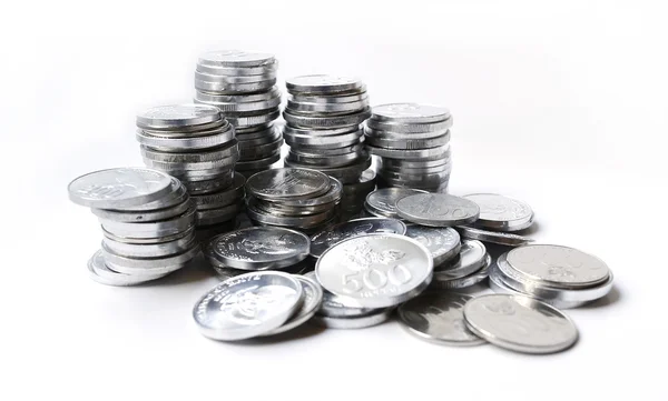 Beyaz arka plan sikkelerinde Rupiah