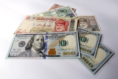 ABD Doları ve beyaz arka plan üzerinde izole Umman Riyali