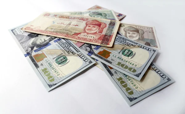 ABD Doları ve beyaz arka plan üzerinde izole Umman Riyali