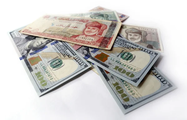 Ons dollar en Omaanse rial geïsoleerd op witte achtergrond — Stockfoto