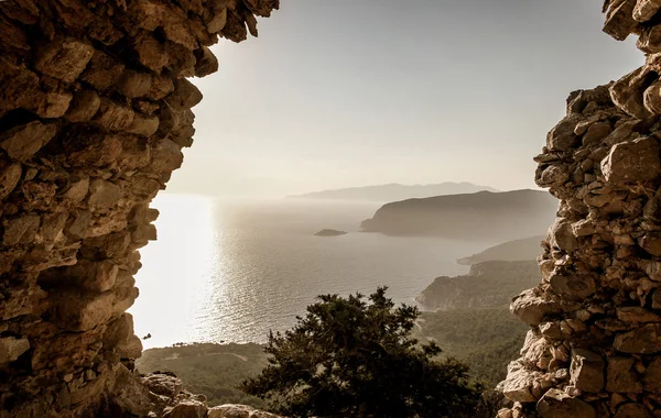 Vista al mar en Monolithos, Rodos, Grecia Fotos De Stock Sin Royalties Gratis