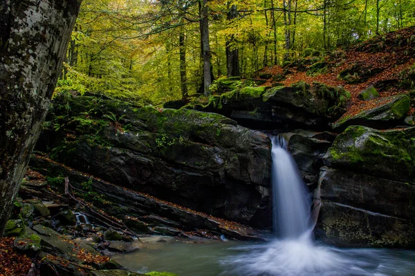 Fascinante cachoeira nas montanhas — Fotografia de Stock