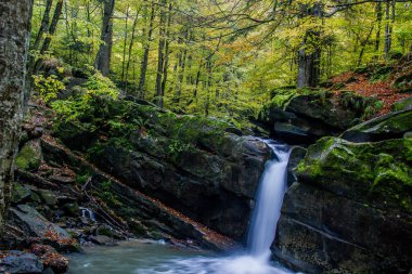 dağlarda büyüleyici şelale