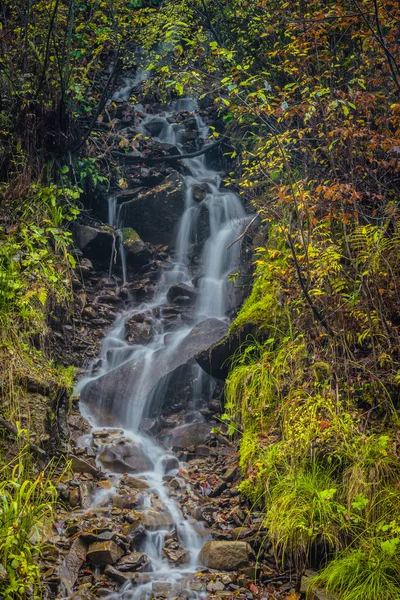 Fascinante cascada en las montañas — Foto de Stock