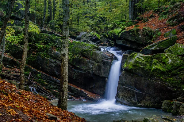 Fascinante cascada en las montañas — Foto de Stock