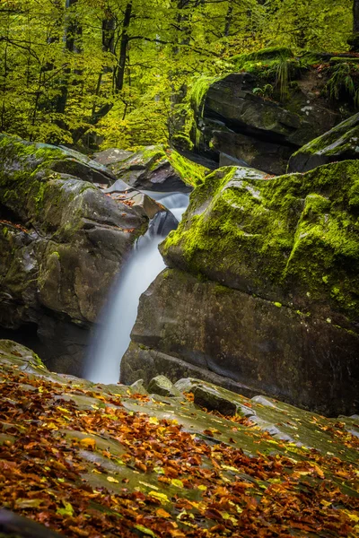 Fascinante cascada en las montañas — Foto de Stock