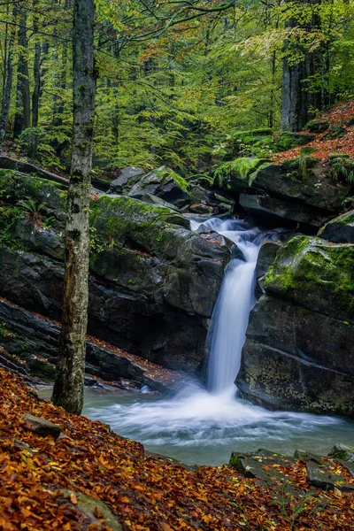 Fascinante cachoeira nas montanhas — Fotografia de Stock