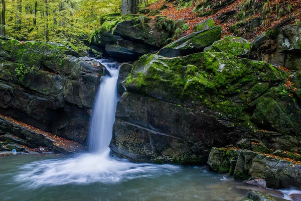 Fascinante cascada en las montañas — Foto de Stock