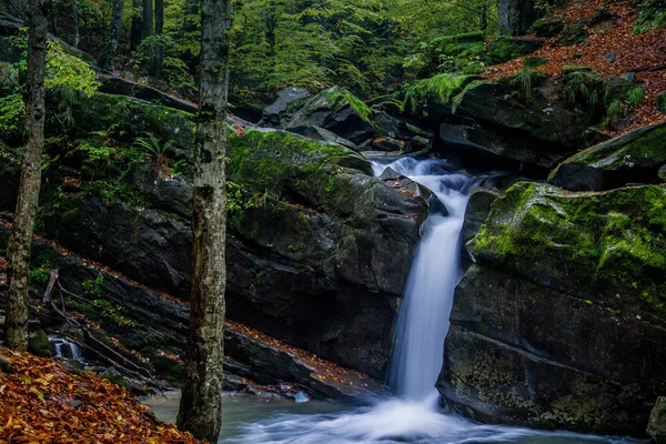 Fascinante cascada en las montañas — Foto de Stock