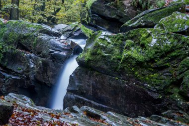 dağlarda büyüleyici şelale