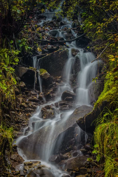 Fascinante cascada en las montañas — Foto de Stock