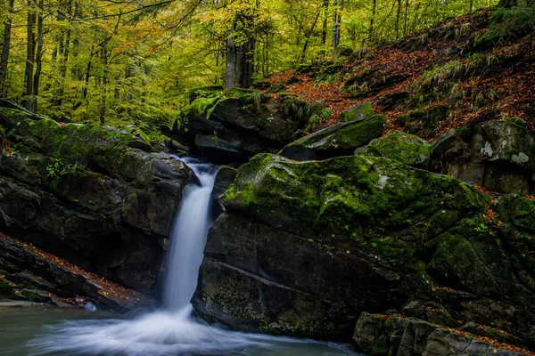 Fascinante cascada en las montañas — Foto de Stock