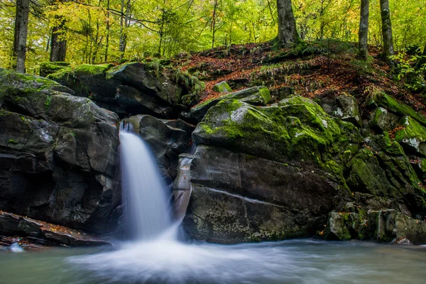 Fascinante cachoeira nas montanhas — Fotografia de Stock