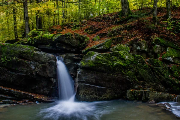 Fascinante cascada en las montañas — Foto de Stock