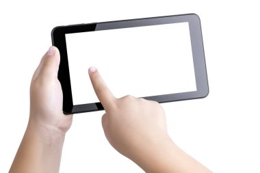 Beyaz çocuğun beyaz bir arkaplanda izole edilmiş beyaz yazı veya resim için beyaz ekranlı siyah bir tablet tuttuğu yakın çekim elleri. Sağ elin işaret parmağı akıllı fonun sol tarafına dokunur.