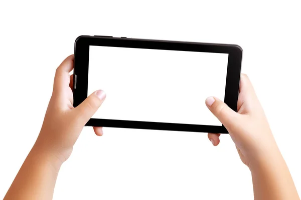 Elinde siyah bir tablet olan ve mobil oyunlar oynayan küçük beyaz bir çocuğun elleri. Resim veya metin için boş beyaz ekran. Boşluğu kopyala, kırpma yolu, beyaz arkaplanda izole edilmiş.