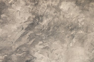 Terk edilmiş, pürüzlü, güneşli bir günde lekeleri ve çıkıntıları olan sert, güzel beton duvar çekilir. Soyut modern moda grunge doku arka planı. Tasarım ögesi, kopyalama alanı.