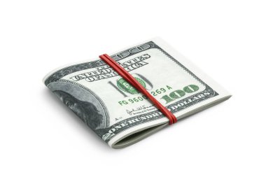 Birkaç yüz dolarlık banknotların yan görünüşü ikiye katlanmış ve beyaz arka planda izole edilmiş para için elastik bir bantla bağlanmış. İş, finans, ticaret konsepti. Kırpma yolu, tasarım ögesi.