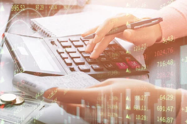 Elinde makbuz tutan ve hesap makinesi kullanan bir kızın ellerine yakından bakın. İnternet ticareti, pazar ve kar analizi, risk hesaplaması, hisse senedi ticareti, evden uzak çalışma kavramı