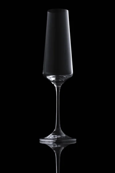 Single lege elegante luxe transparant helder champagneglas met gradiënt markering geïsoleerd op zwarte achtergrond. Ontwerpelement met knippad. — Stockfoto