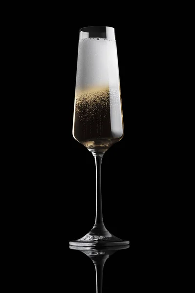 Einzelne elegante Luxusglas nur mit Champagner mit viel Schaum auf schwarzem Hintergrund isoliert gefüllt — Stockfoto