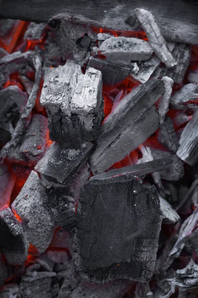 Primer plano de la quema de carbones en una hoguera con poca profundidad de campo. Fondo abstracto de textura moderna de moda —  Fotos de Stock