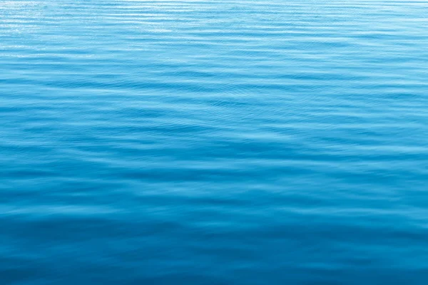La superficie del mar azul tranquilo con ondas de luz . — Foto de Stock