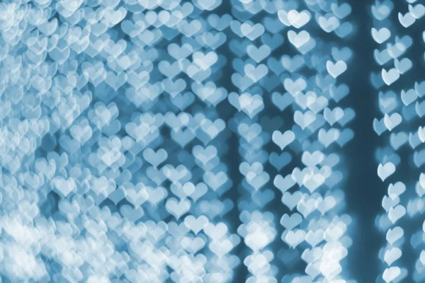 Luces borrosas en forma de corazón azul. Decoraciones callejeras desenfocadas y guirnaldas. Día de San Valentín, amor, abstracto textura de moda fondo —  Fotos de Stock