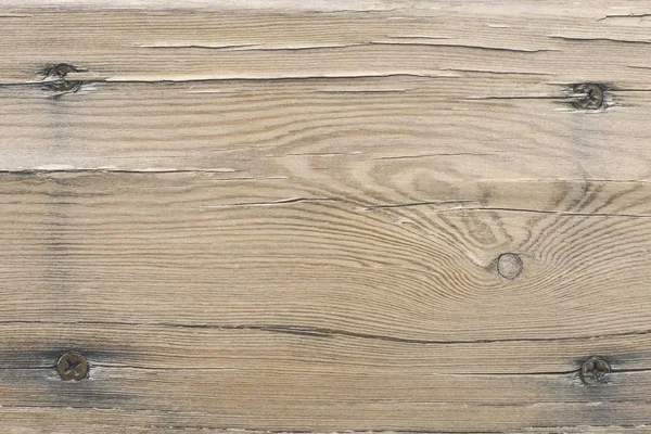 Piso tendido viejo tablón de madera agrietada con cuatro tornillos atornillados. Fondo moderno abstracto de textura de madera de moda — Foto de Stock