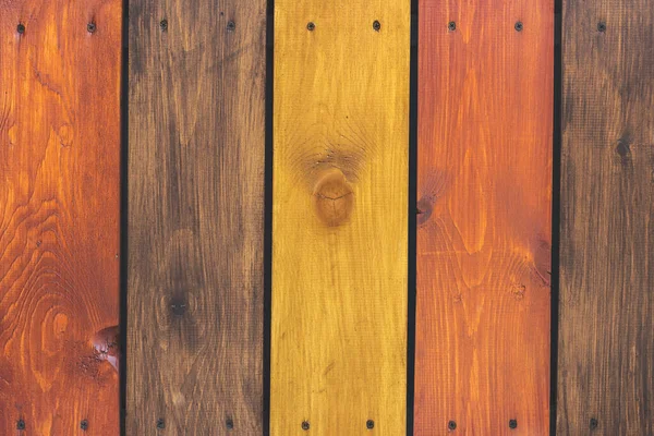 Recinzione da assi di legno verniciato multicolore fissata con viti. Astratto trendy moderno legno texture sfondo — Foto Stock