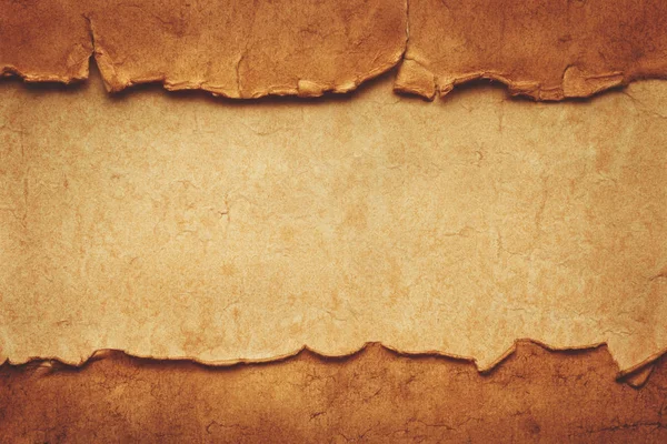 Δύο παλιά τσαλακωμένα σχισμένα αρχαία φύλλα χαρτιού σε ένα άλλο αντίτυπο χαρτί. Πρότυπο με κεφαλίδα και υποσέλιδο για την ιστοσελίδα, μενού, banner, φυλλάδιο. — Φωτογραφία Αρχείου