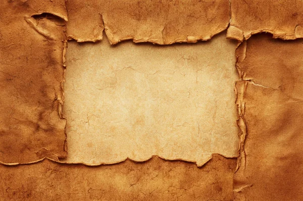 Τέσσερα παλιά τσαλακωμένα σχισμένα αρχαία φύλλα χαρτιού σε ένα άλλο αντίτυπο φύλλο χαρτιού σχηματίζουν ένα ορθογώνιο πλαίσιο με χώρο αντιγραφής. — Φωτογραφία Αρχείου