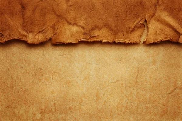 Horizontaal georiënteerde sjabloon van gescheurde gerimpelde rand van oud oud vintage papier op een ander vel antiek papier. Een header voor een site, banner, flyer, sociaal netwerk, menu of boekje. — Stockfoto