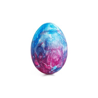 Soyut yaratıcı mavi ve kırmızı lekeli beyaz arka planda izole edilmiş dikey tek bayram paskalya yumurtası.