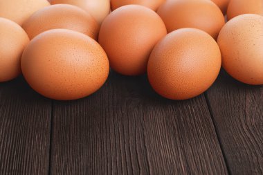 Kahverengi taze tavuk yumurtalarının ahşap kırsal arka planda fotokopi alanı ile yakın plan görüntüsü