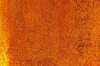 Kırık boyalı, paslı, eski, lekeli bir metal levha. Soyut kırmızı paslı doku arkaplanı