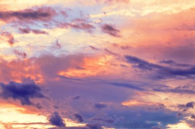 Gün batımında akşam gökyüzünde inanılmaz çarpıcı güzel dramatik bulutlar. Soyut doğal bulut arkaplanı