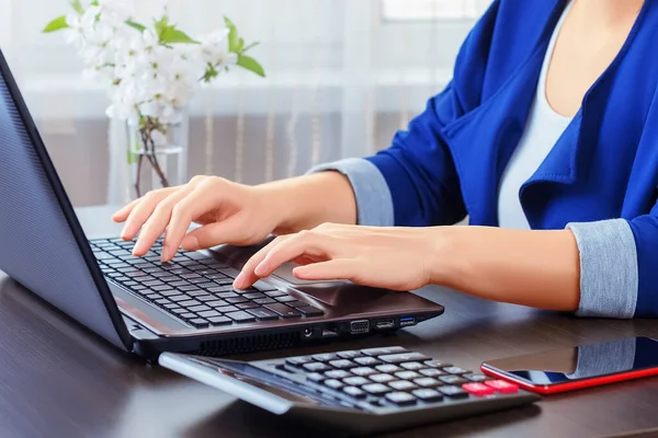 Fechar Mãos Uma Contabilista Feminina Digitando Laptop Enquanto Trabalhava Remotamente — Fotografia de Stock