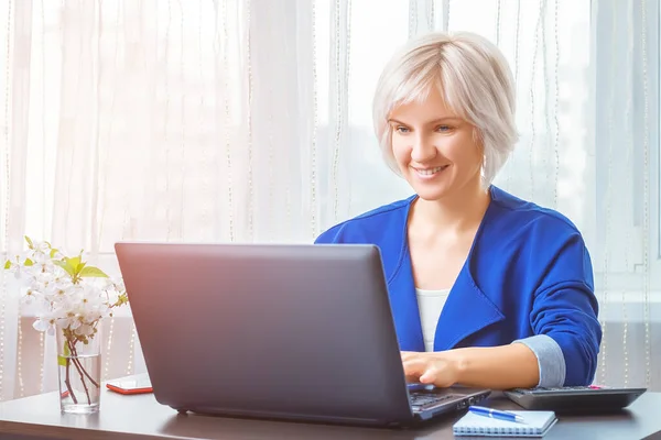 Feliz Sorridente Mulher Negócios Trabalhando Laptop Remotamente Escritório Casa Freelance — Fotografia de Stock