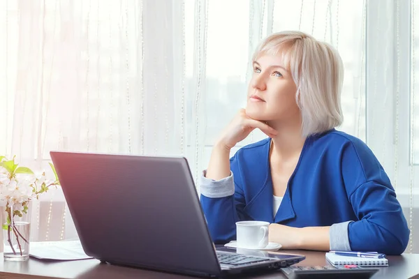 Menina Bonita Bonito Terno Negócios Senta Escritório Casa Frente Laptop — Fotografia de Stock